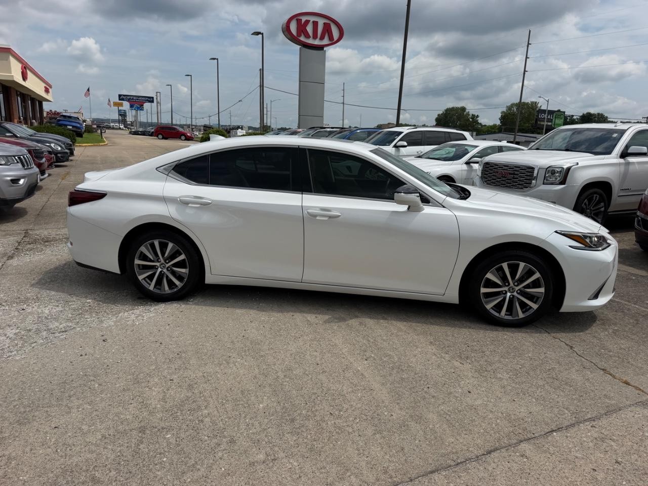 Lexus ES Vehicle Full-screen Gallery Image 02