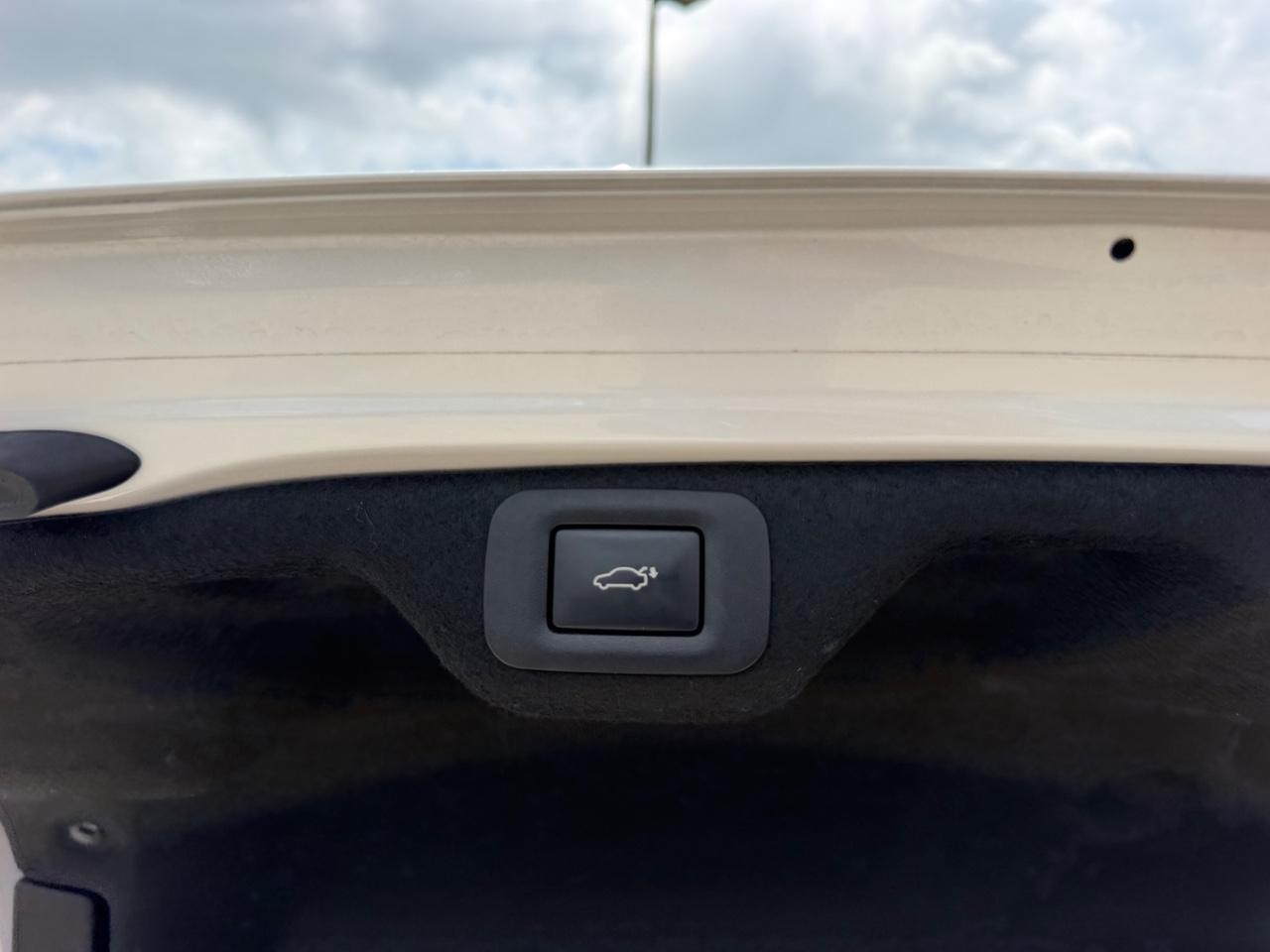 Lexus ES Vehicle Full-screen Gallery Image 05