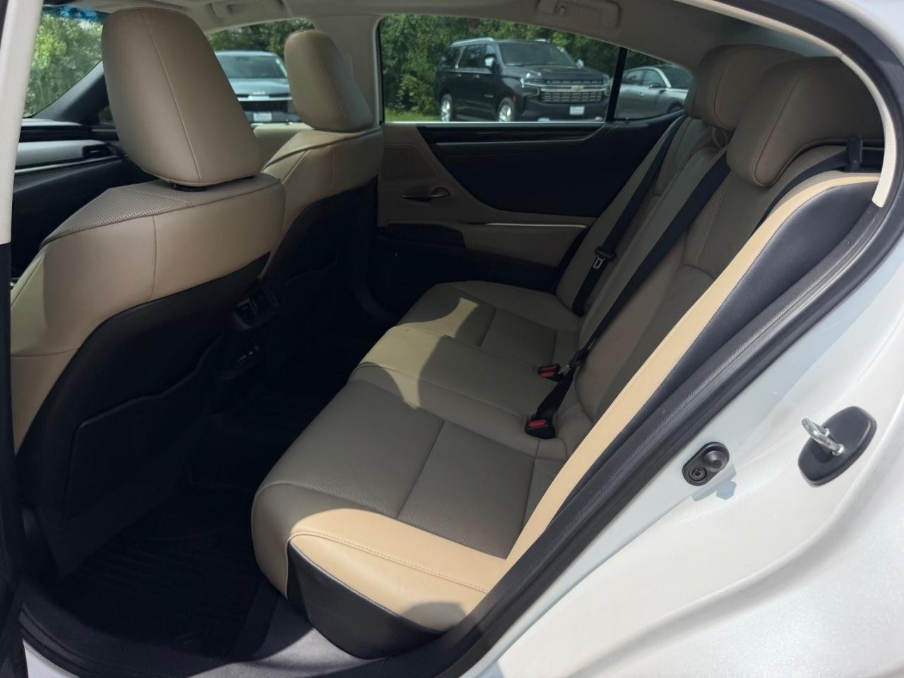 Lexus ES Vehicle Full-screen Gallery Image 07