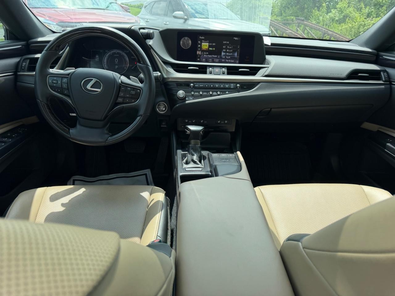 Lexus ES Vehicle Full-screen Gallery Image 09