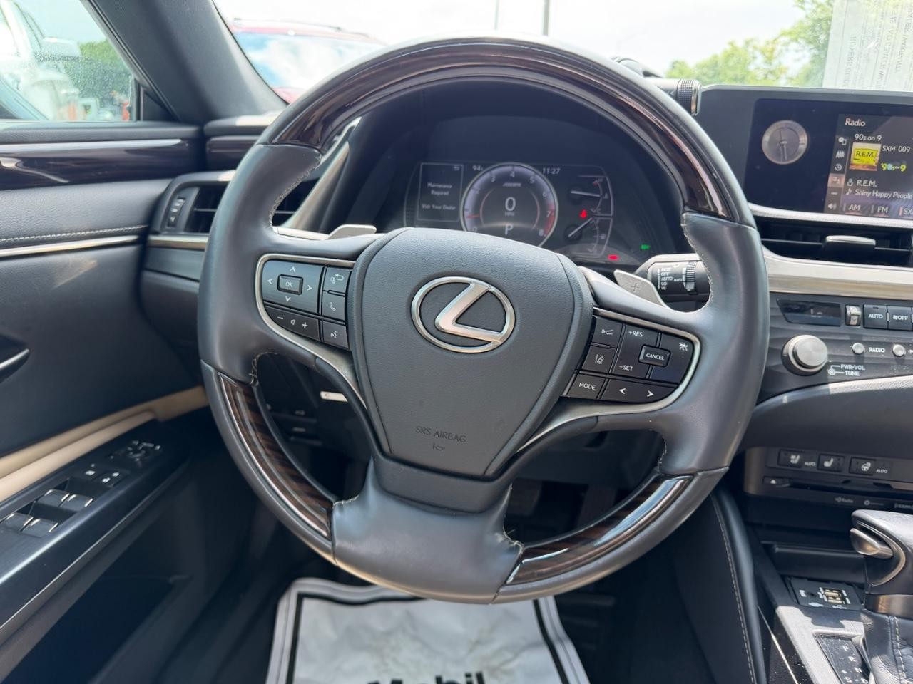 Lexus ES Vehicle Full-screen Gallery Image 10