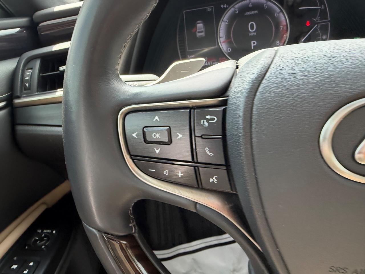 Lexus ES Vehicle Full-screen Gallery Image 11