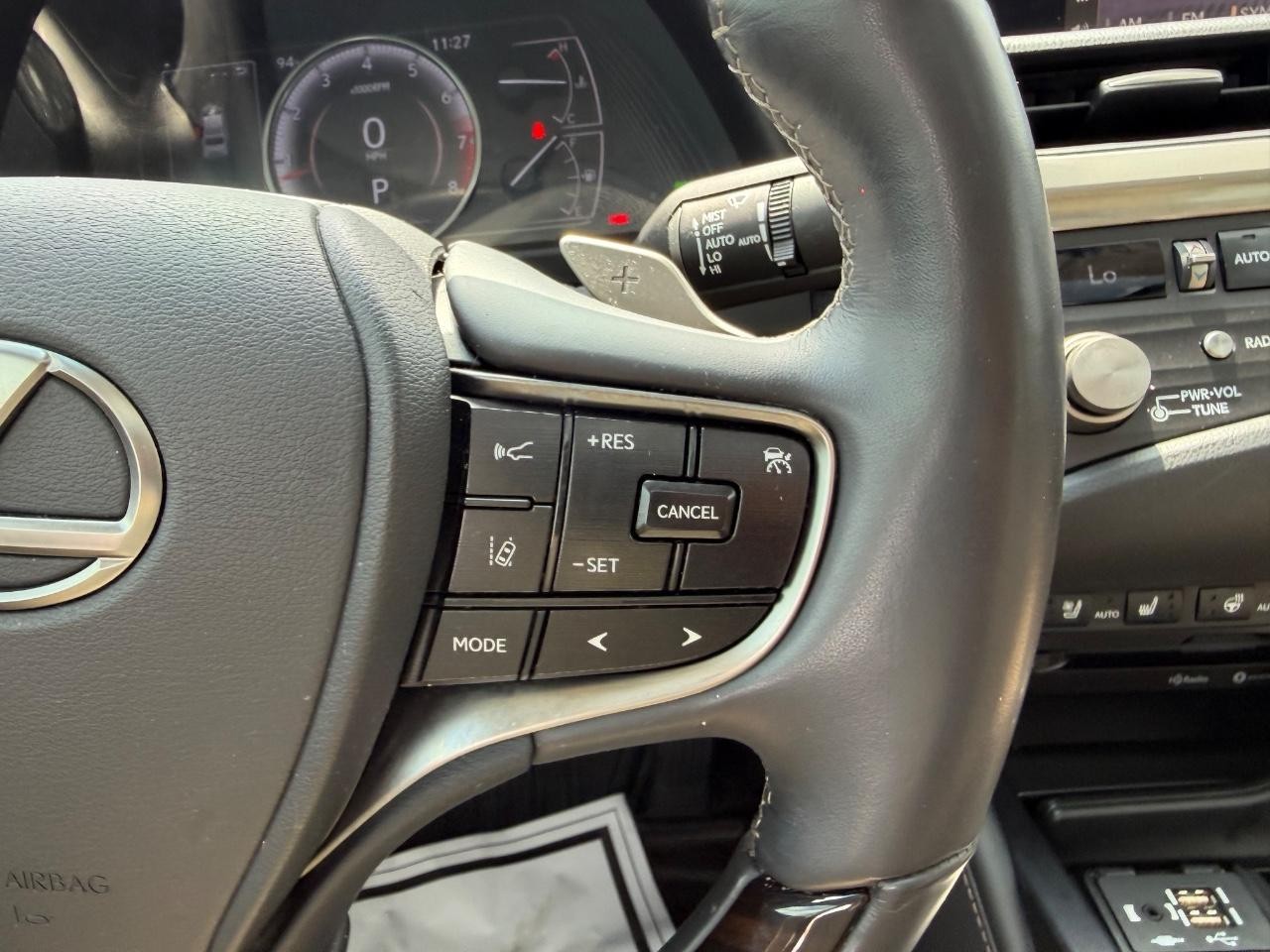 Lexus ES Vehicle Full-screen Gallery Image 12