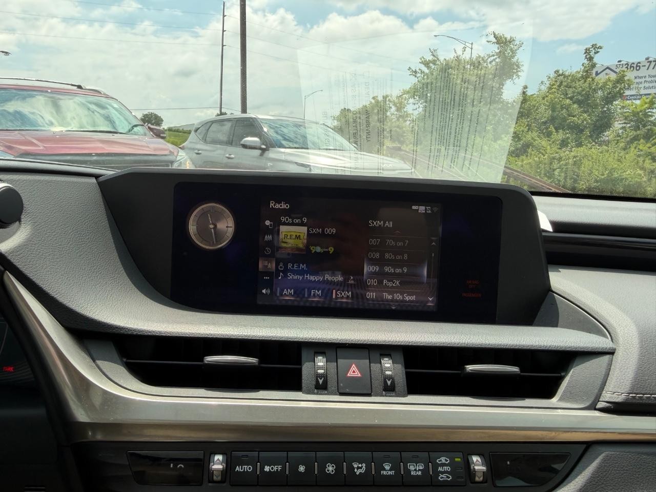 Lexus ES Vehicle Full-screen Gallery Image 13