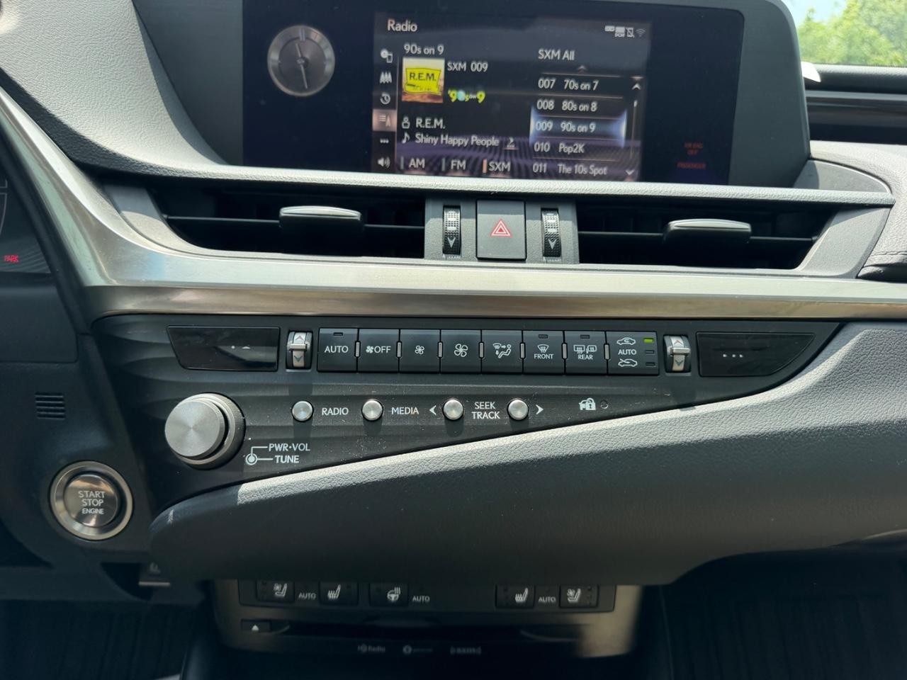 Lexus ES Vehicle Full-screen Gallery Image 14