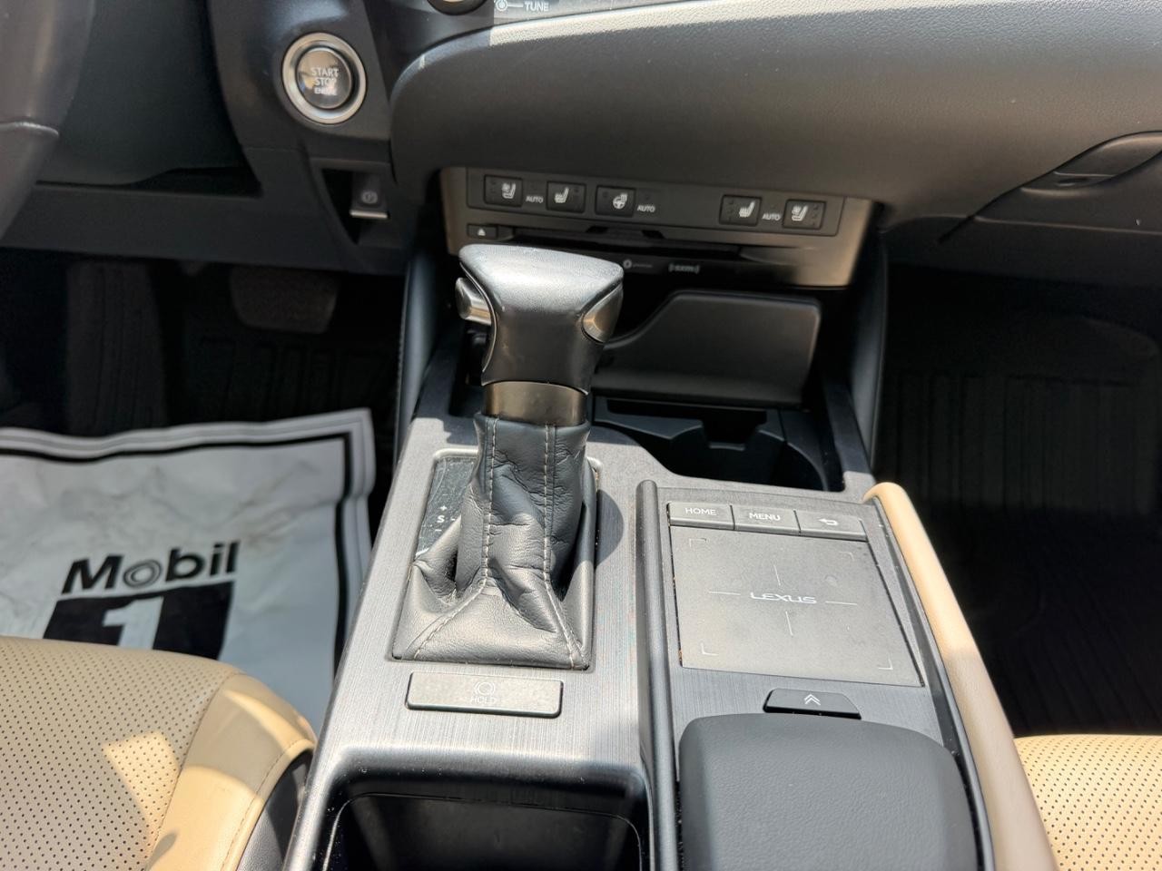 Lexus ES Vehicle Full-screen Gallery Image 15