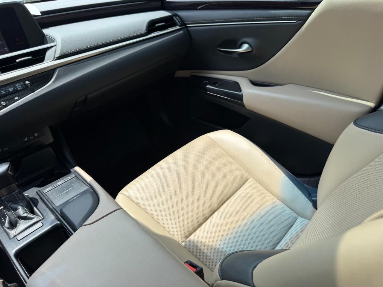 Lexus ES Vehicle Full-screen Gallery Image 16