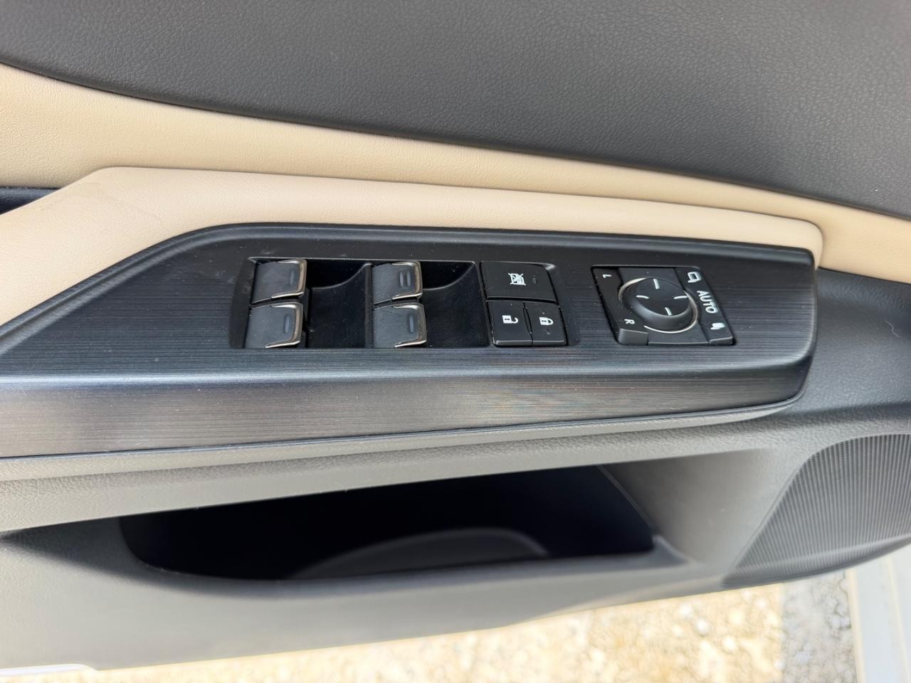 Lexus ES Vehicle Full-screen Gallery Image 17