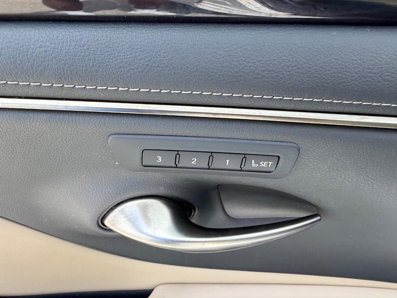 Lexus ES Vehicle Full-screen Gallery Image 18