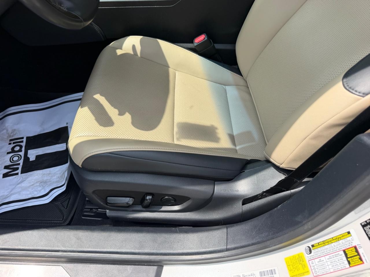 Lexus ES Vehicle Full-screen Gallery Image 19