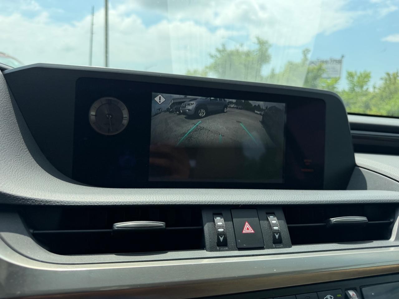 Lexus ES Vehicle Full-screen Gallery Image 21