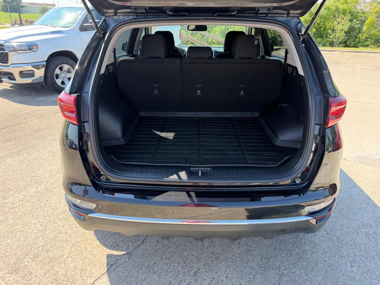 Kia Sportage Vehicle Full-screen Gallery Image 05