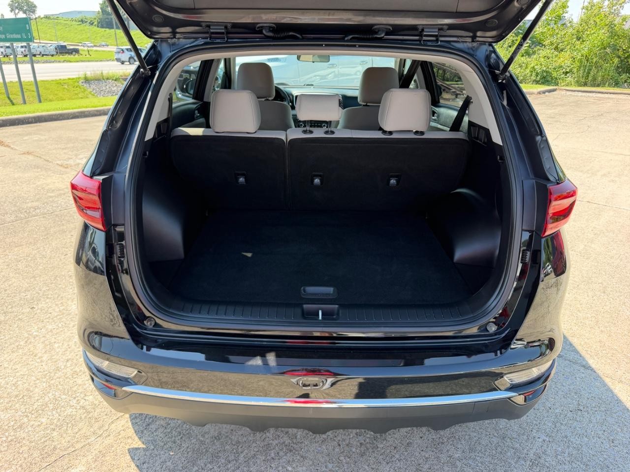 Kia Sportage Vehicle Full-screen Gallery Image 05