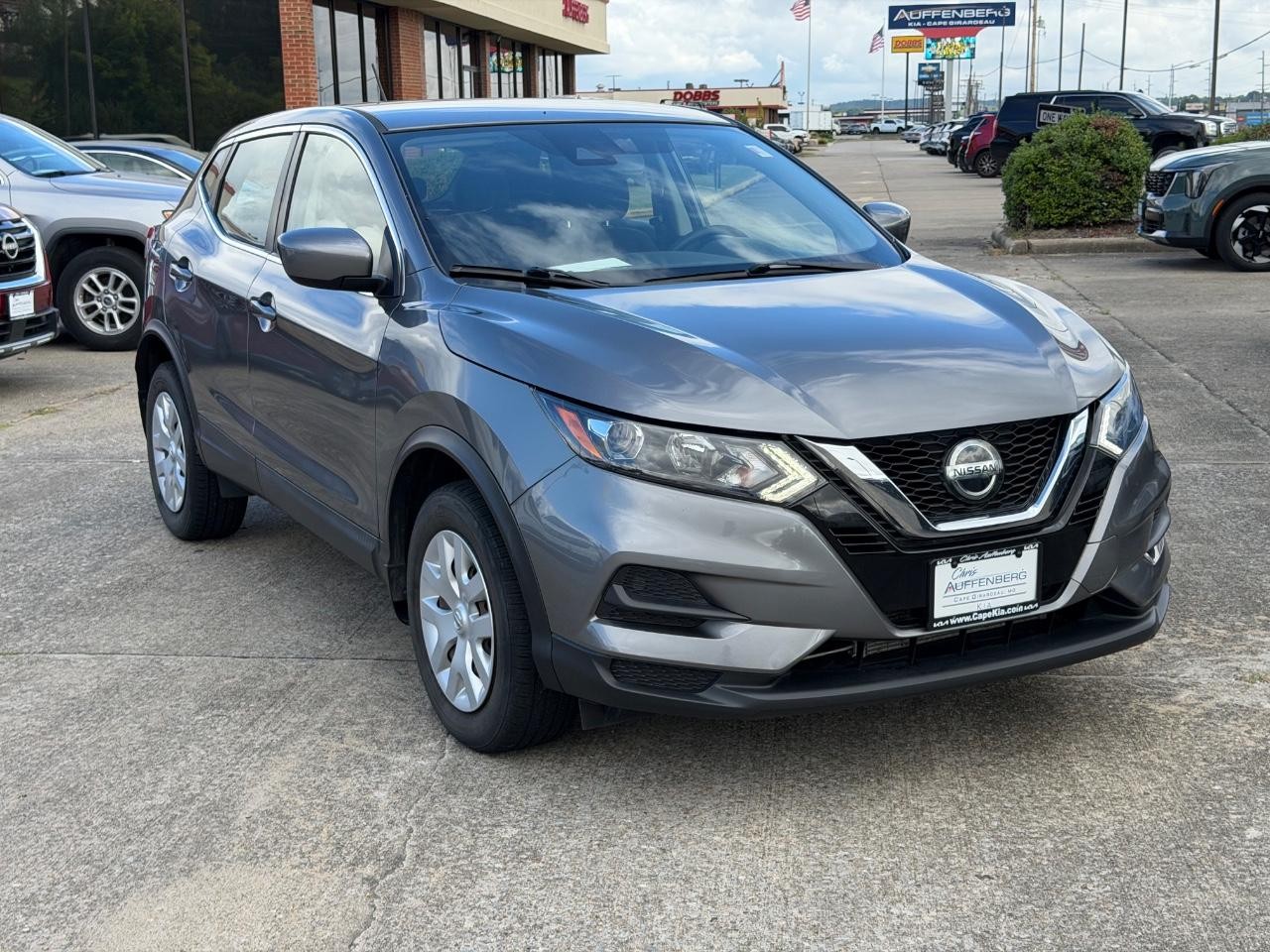 Nissan Rogue Sport Vehicle Full-screen Gallery Image 01