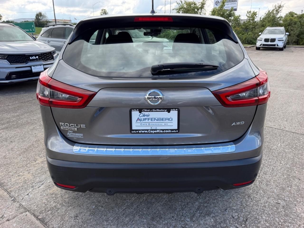 Nissan Rogue Sport Vehicle Full-screen Gallery Image 04