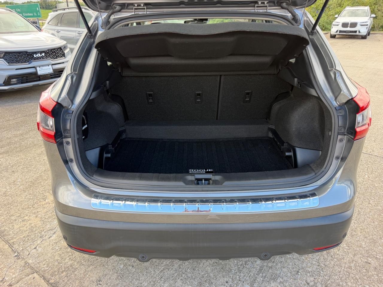 Nissan Rogue Sport Vehicle Full-screen Gallery Image 05