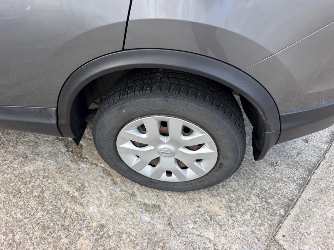Nissan Rogue Sport Vehicle Full-screen Gallery Image 06