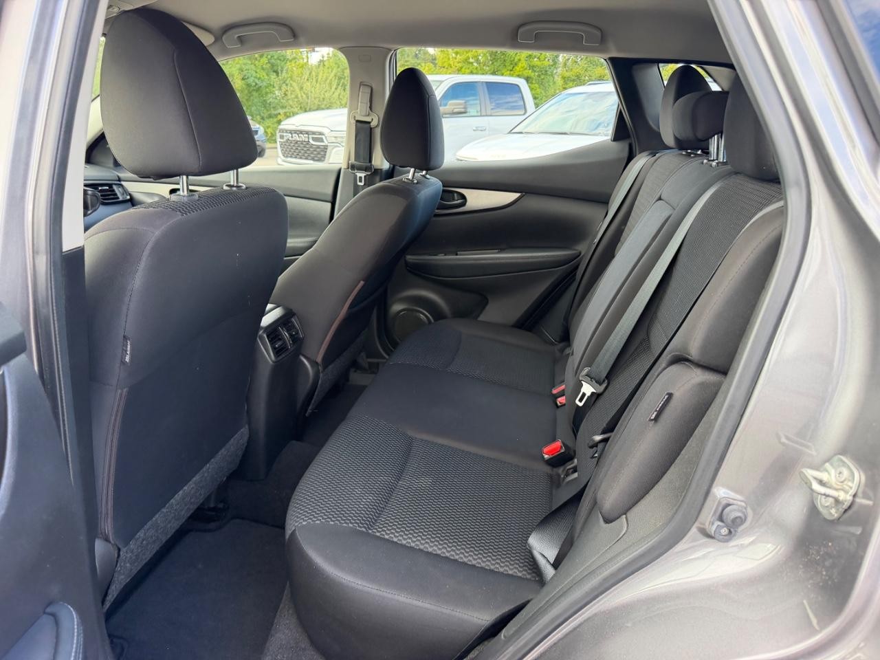 Nissan Rogue Sport Vehicle Full-screen Gallery Image 07