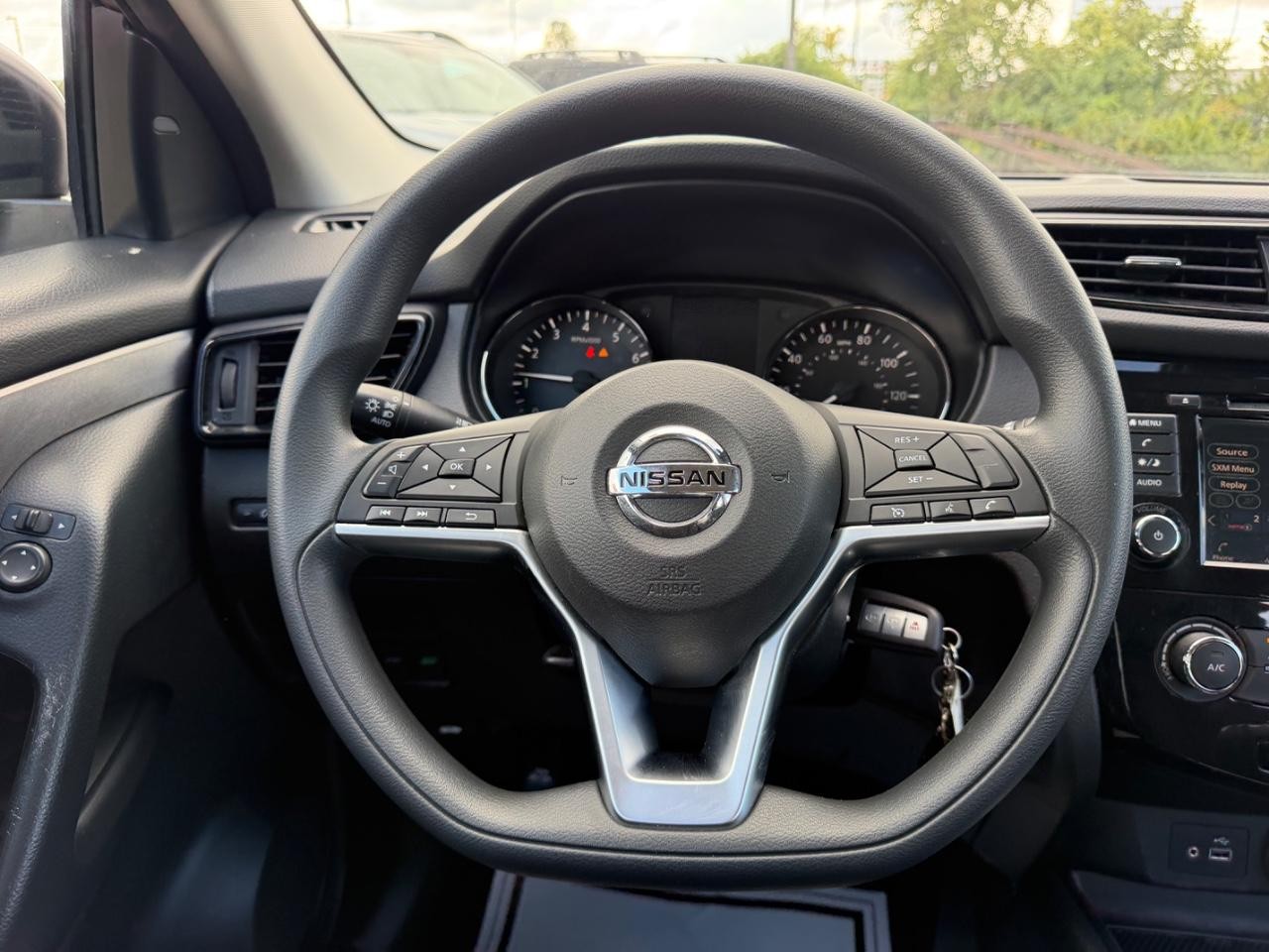 Nissan Rogue Sport Vehicle Full-screen Gallery Image 09