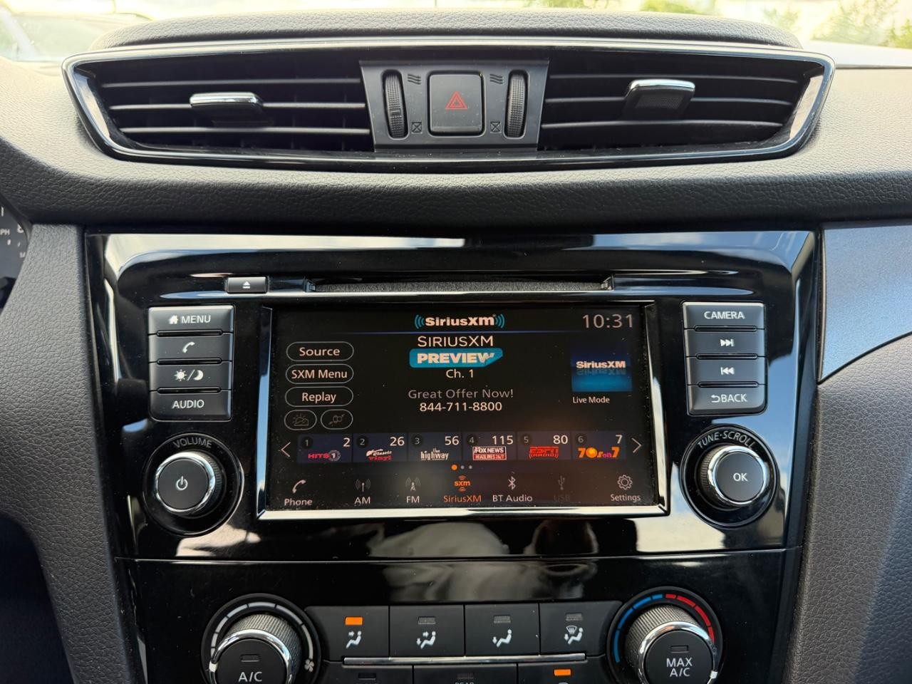 Nissan Rogue Sport Vehicle Full-screen Gallery Image 12