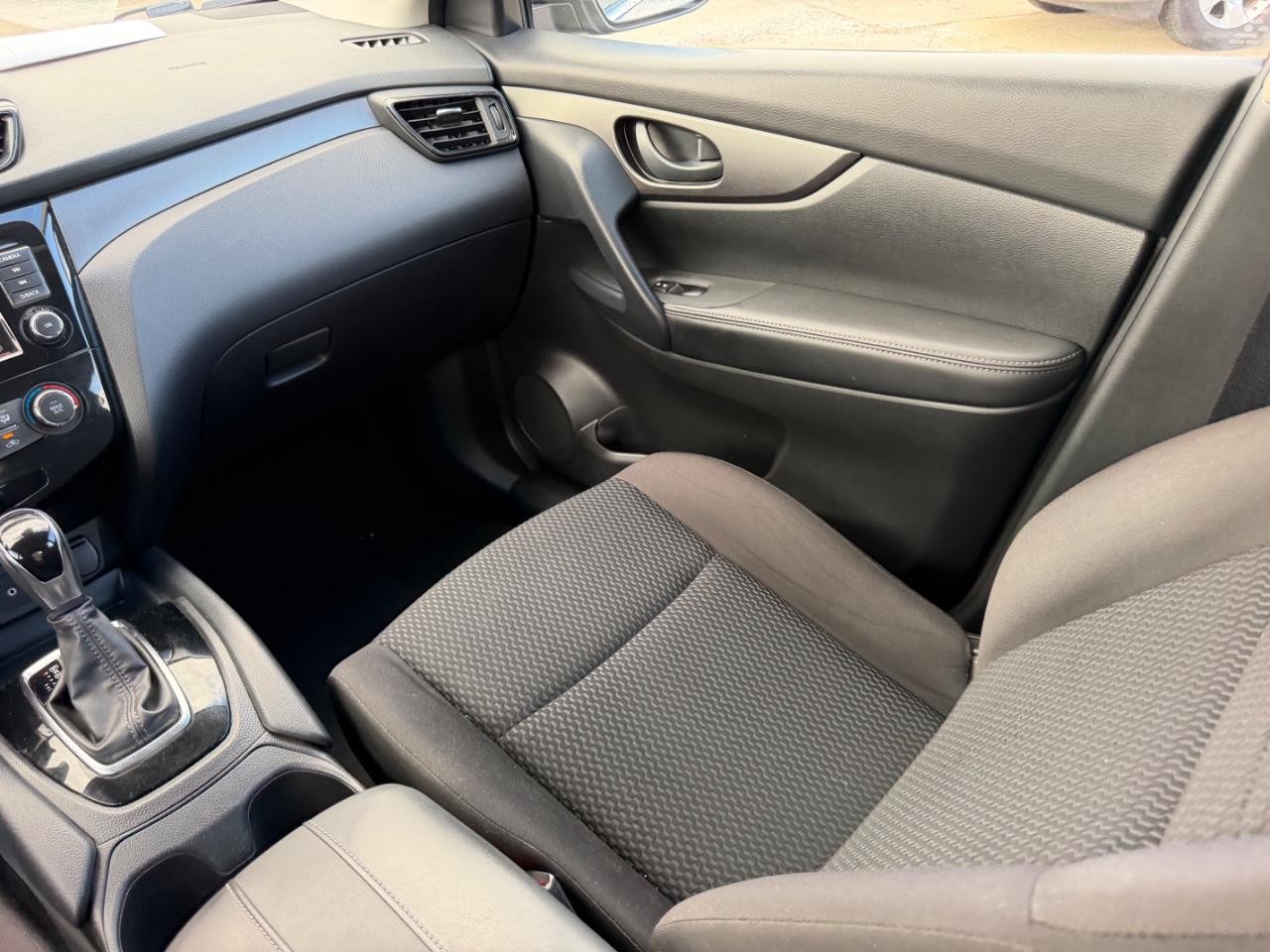 Nissan Rogue Sport Vehicle Full-screen Gallery Image 15