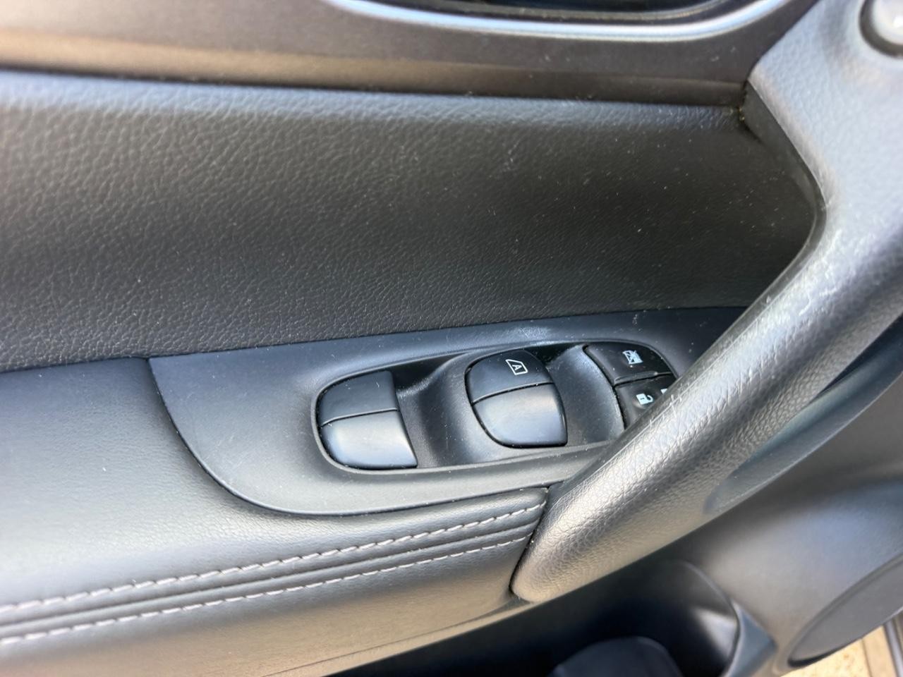 Nissan Rogue Sport Vehicle Full-screen Gallery Image 16