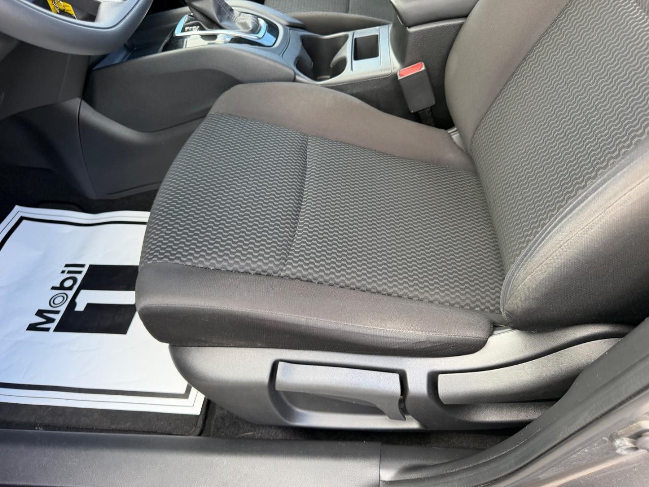 Nissan Rogue Sport Vehicle Full-screen Gallery Image 17