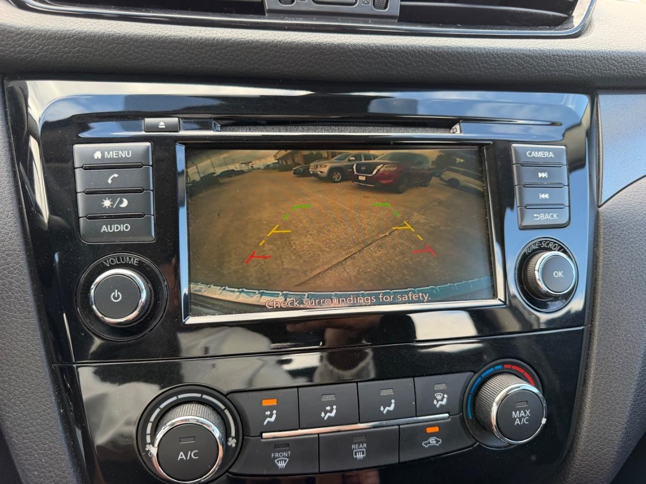 Nissan Rogue Sport Vehicle Full-screen Gallery Image 19