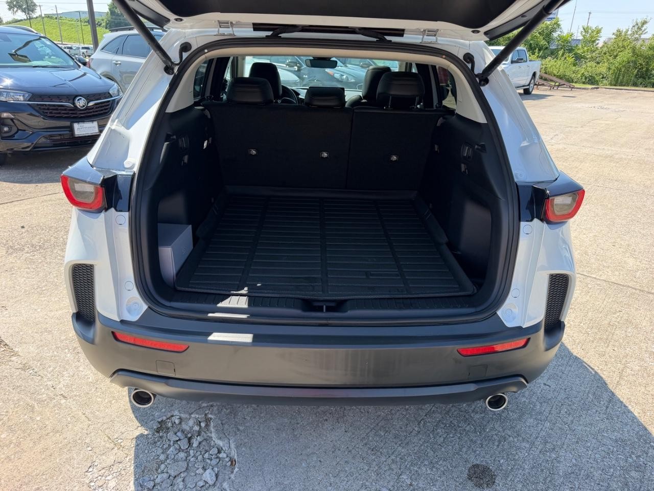 Mazda CX-50 Vehicle Full-screen Gallery Image 05
