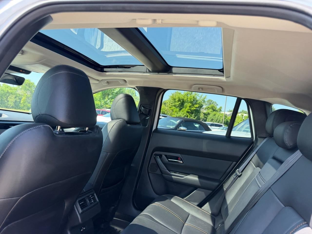 Mazda CX-50 Vehicle Full-screen Gallery Image 09