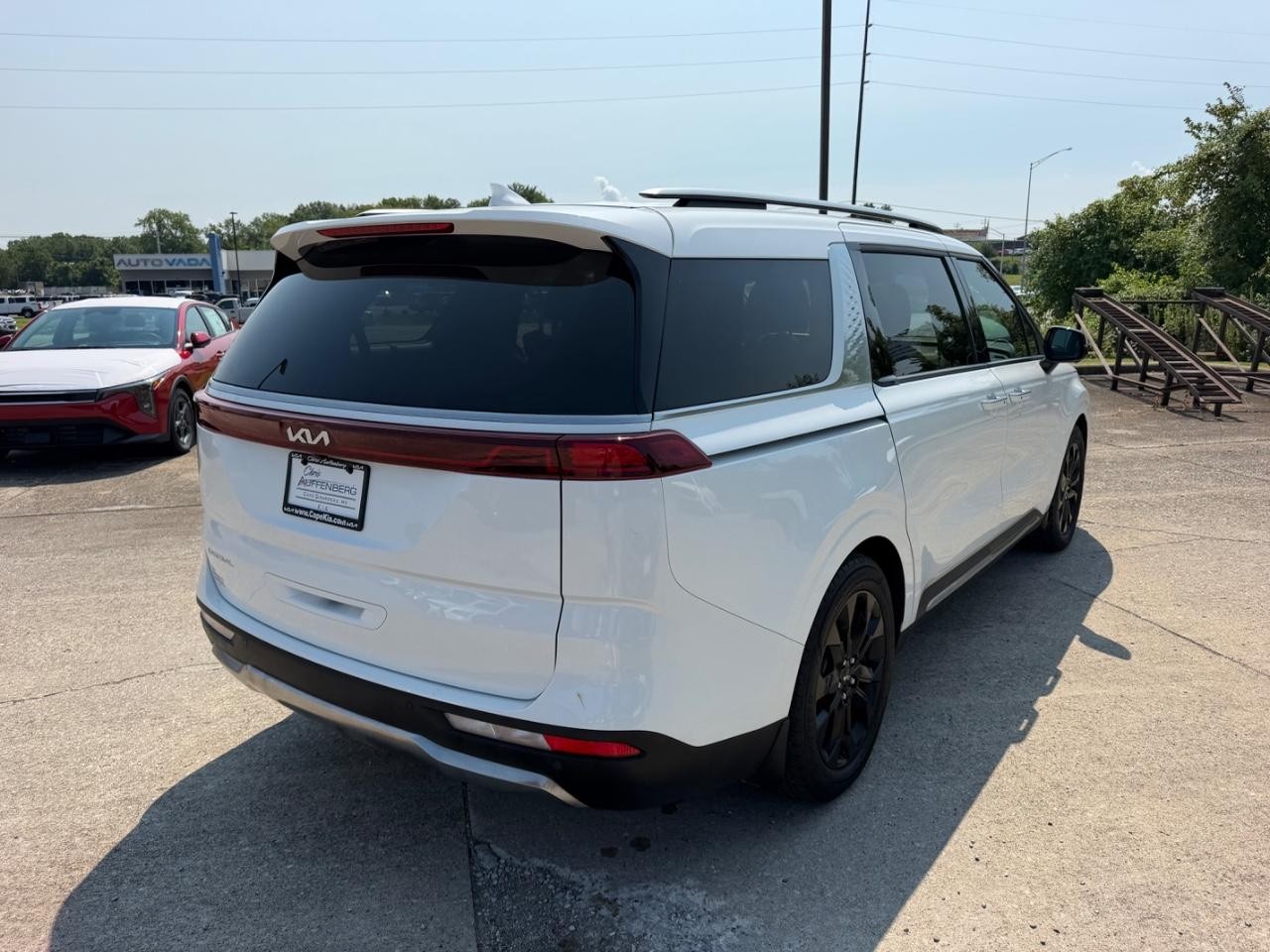 Kia Carnival Vehicle Full-screen Gallery Image 03