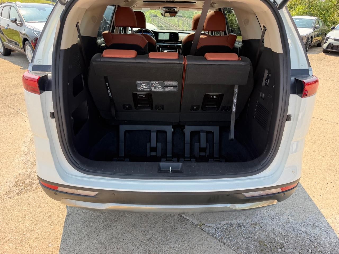 Kia Carnival Vehicle Full-screen Gallery Image 05