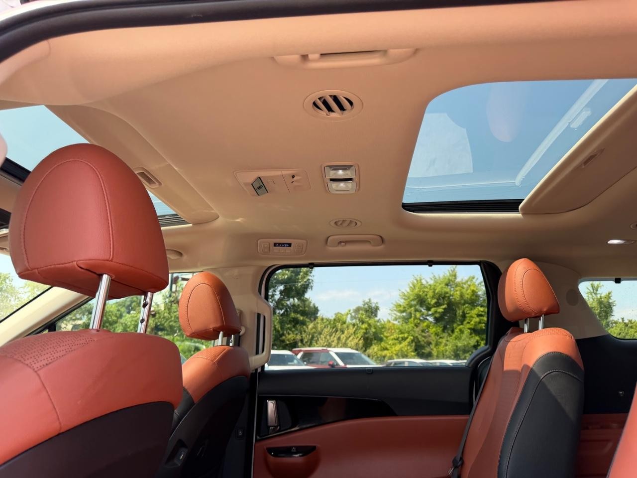 Kia Carnival Vehicle Full-screen Gallery Image 10