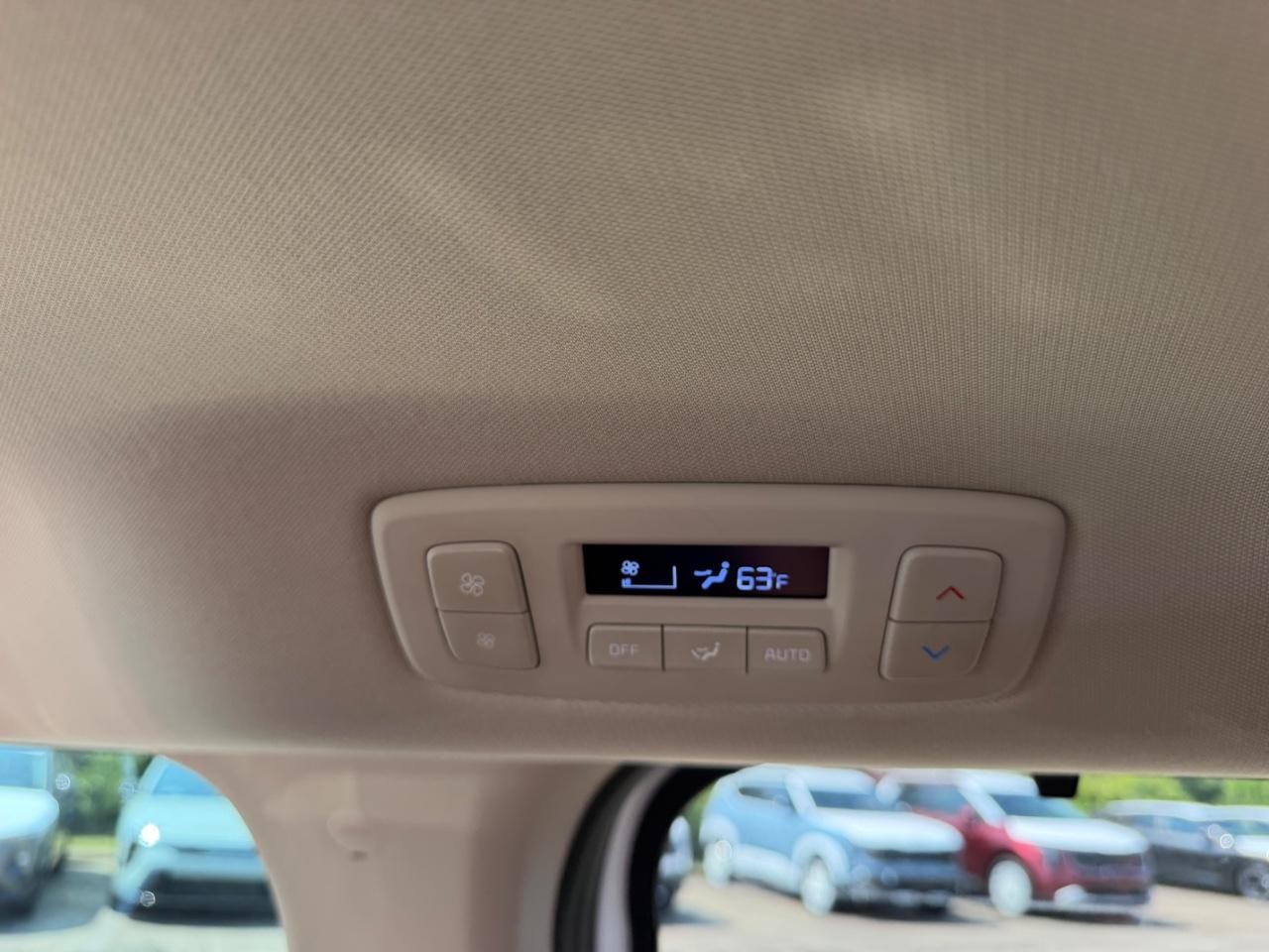 Kia Carnival Vehicle Full-screen Gallery Image 11
