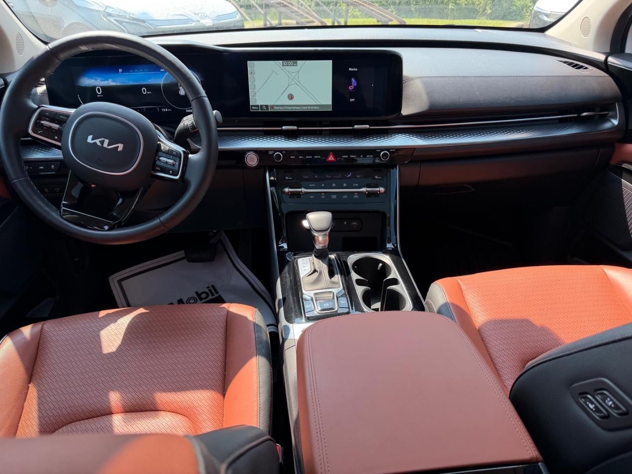Kia Carnival Vehicle Full-screen Gallery Image 12