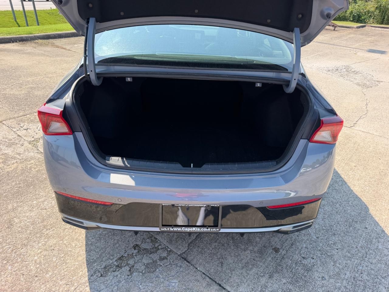 Kia K5 Vehicle Full-screen Gallery Image 05