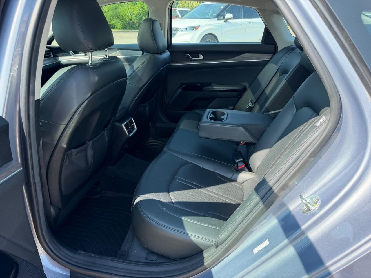 Kia K5 Vehicle Full-screen Gallery Image 07