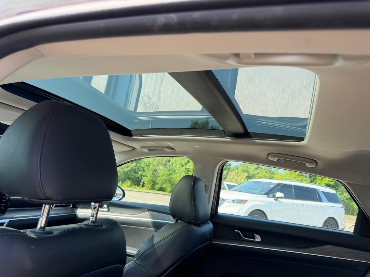 Kia K5 Vehicle Full-screen Gallery Image 08