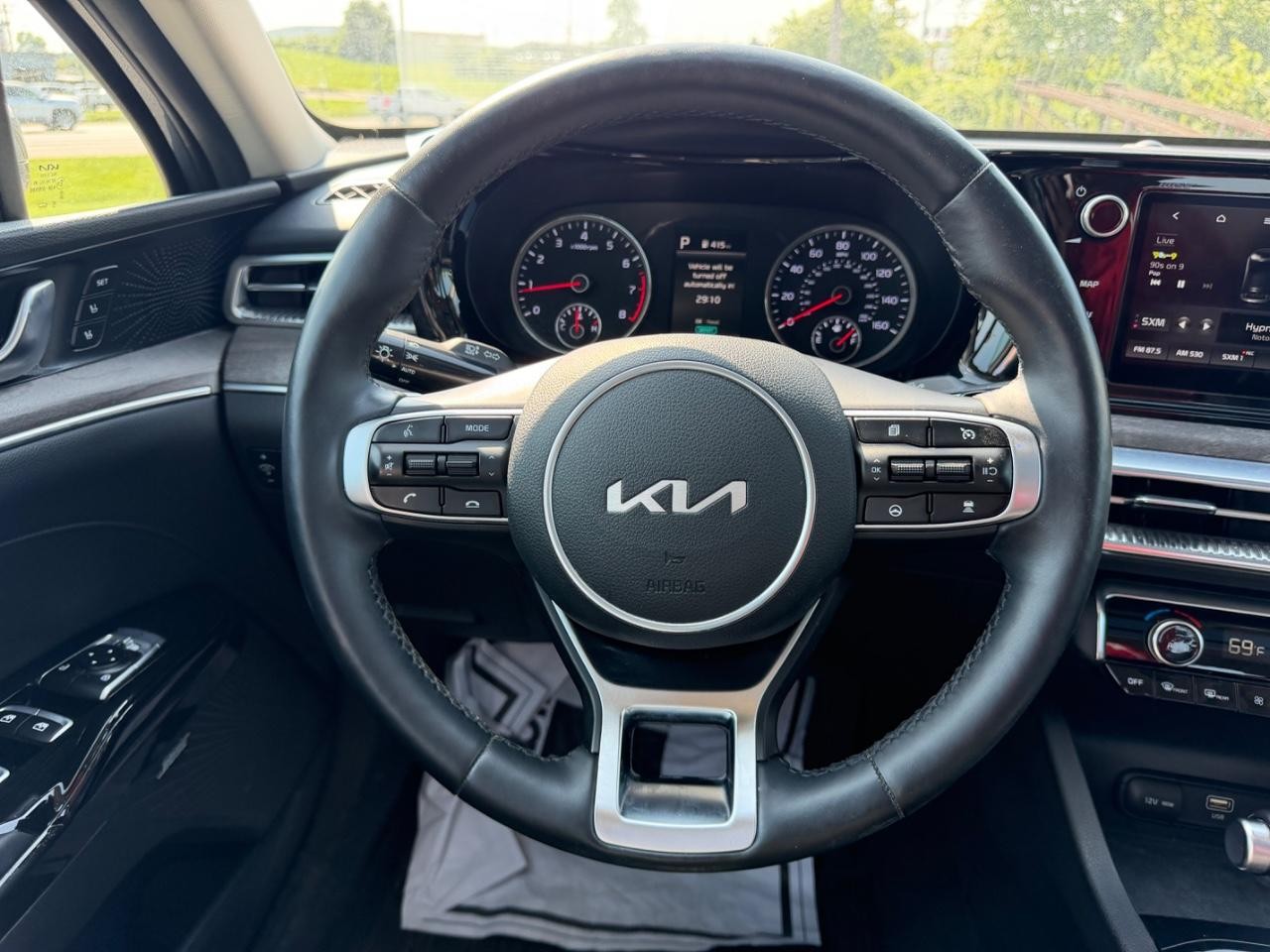 Kia K5 Vehicle Full-screen Gallery Image 10