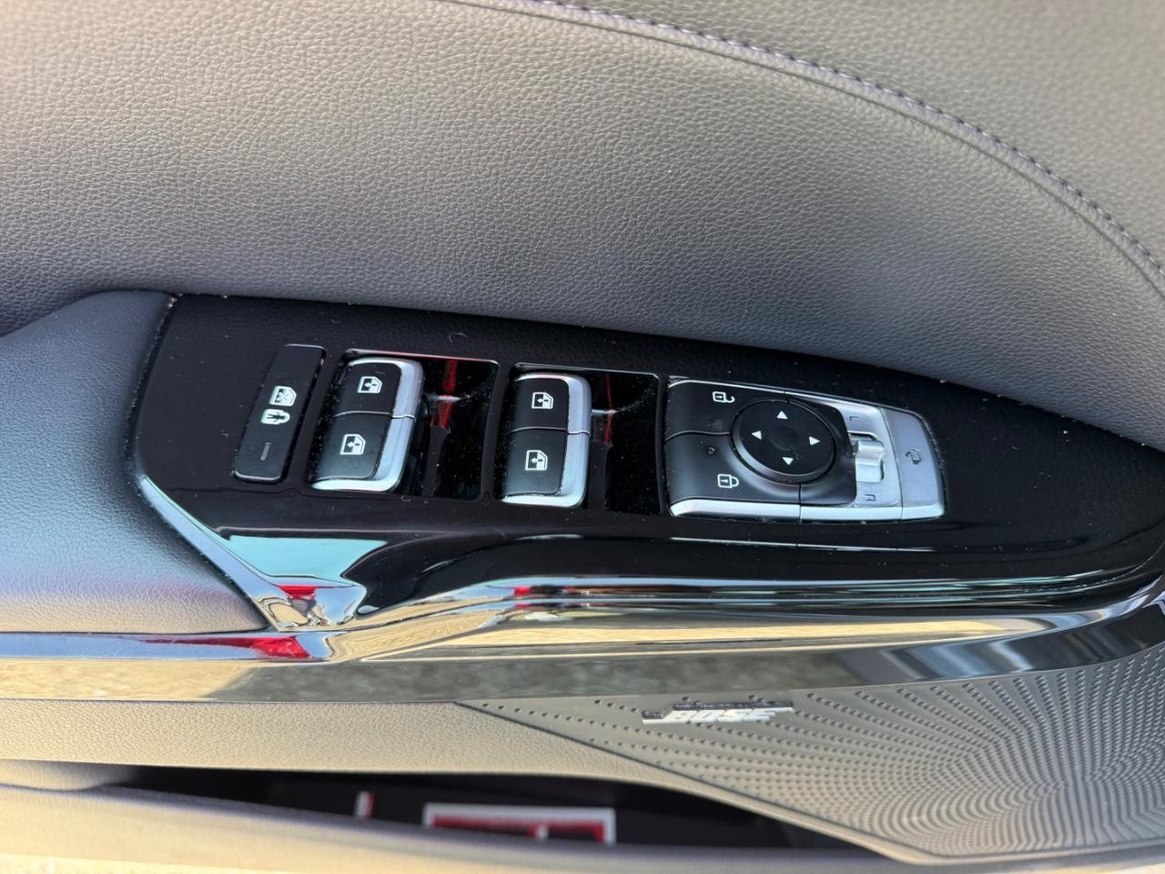 Kia K5 Vehicle Full-screen Gallery Image 17
