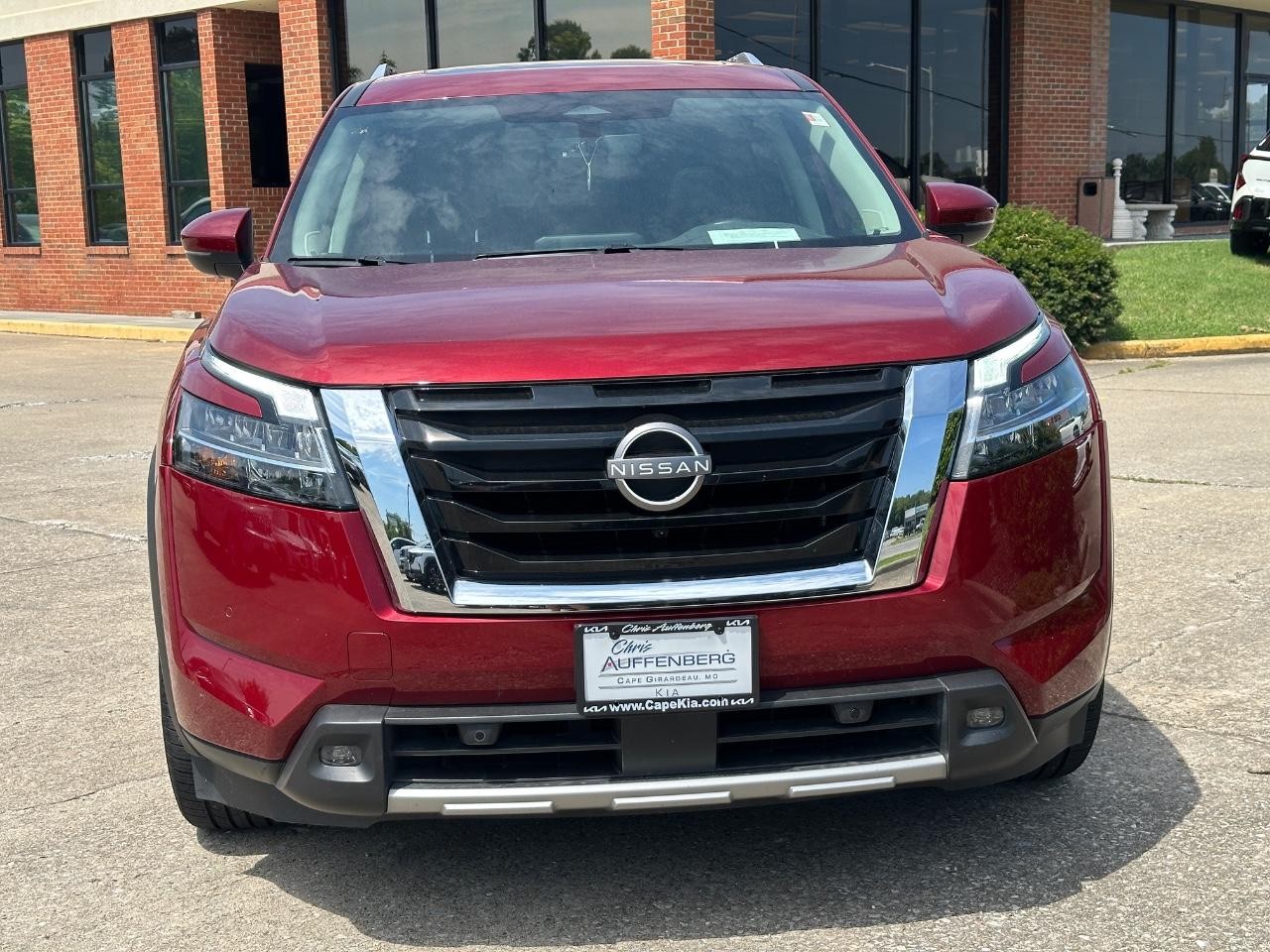 Nissan Pathfinder Vehicle Full-screen Gallery Image 09
