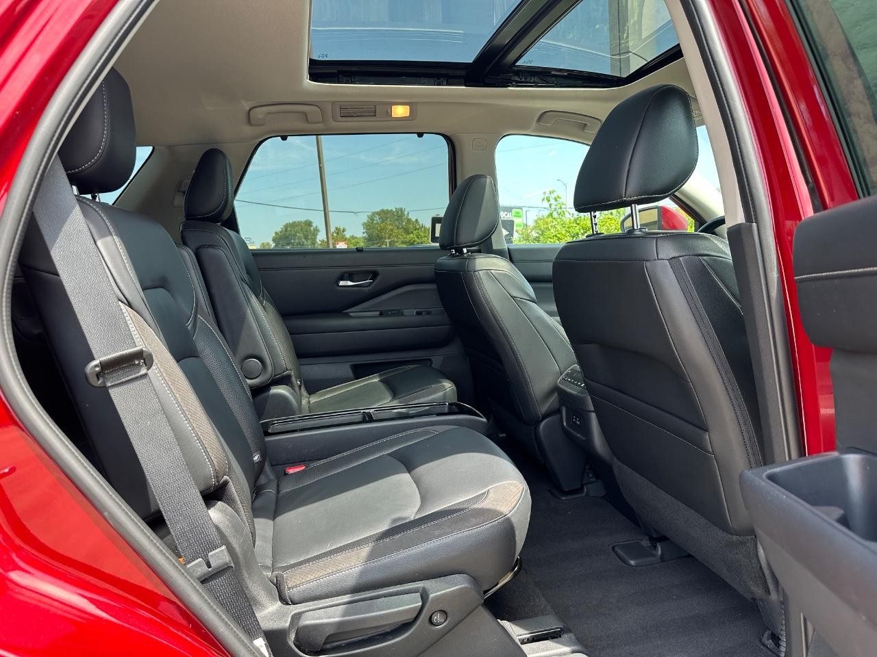 Nissan Pathfinder Vehicle Full-screen Gallery Image 11
