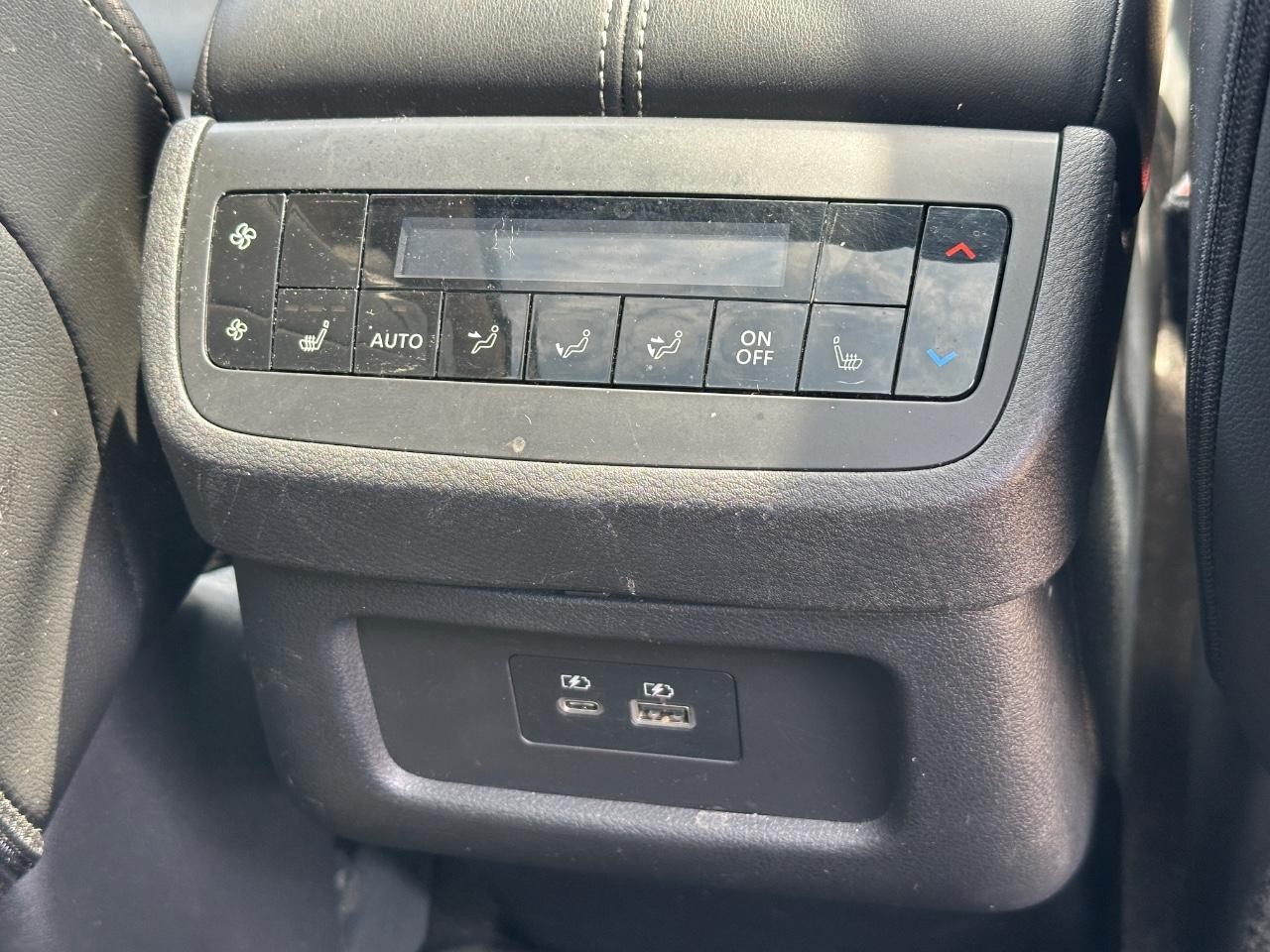 Nissan Pathfinder Vehicle Full-screen Gallery Image 13