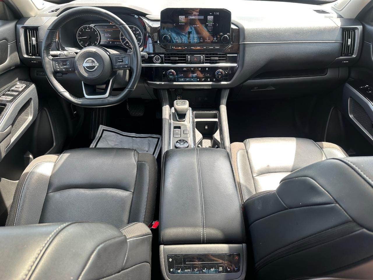 Nissan Pathfinder Vehicle Full-screen Gallery Image 14