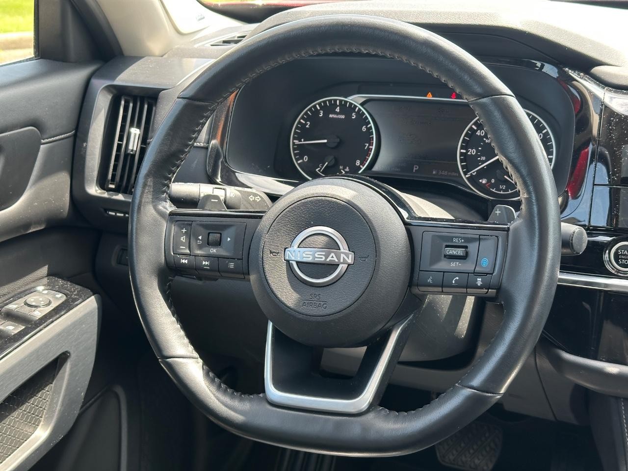 Nissan Pathfinder Vehicle Full-screen Gallery Image 15
