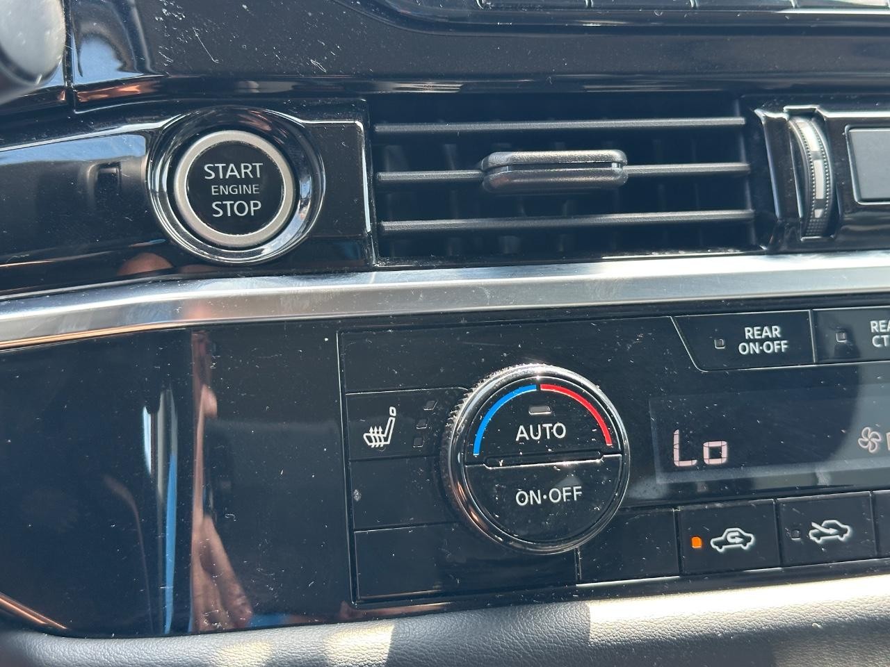 Nissan Pathfinder Vehicle Full-screen Gallery Image 21