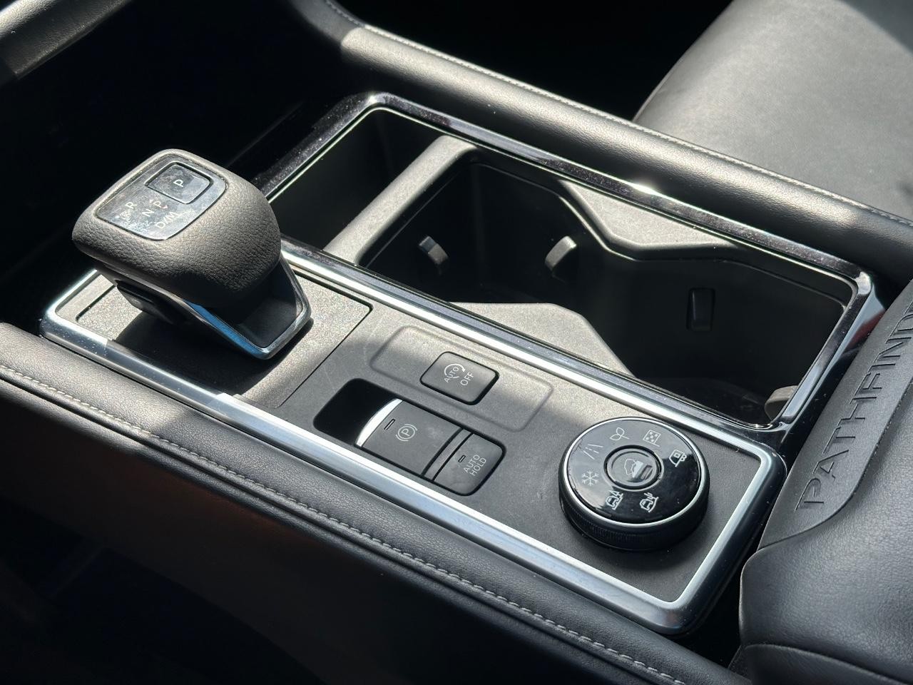 Nissan Pathfinder Vehicle Full-screen Gallery Image 22