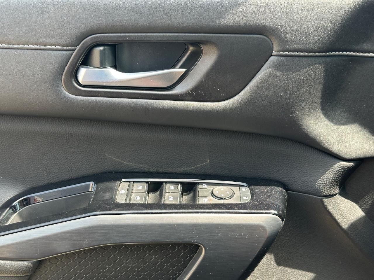 Nissan Pathfinder Vehicle Full-screen Gallery Image 26