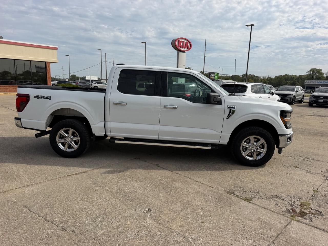 Ford F-150 Vehicle Full-screen Gallery Image 02