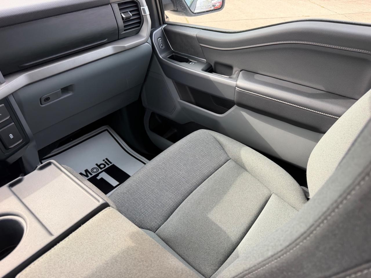 Ford F-150 Vehicle Full-screen Gallery Image 14